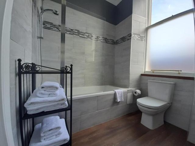A Two Bedroom Apartment - Victorian Villa At 8 Priestfield Road Единбург Екстериор снимка
